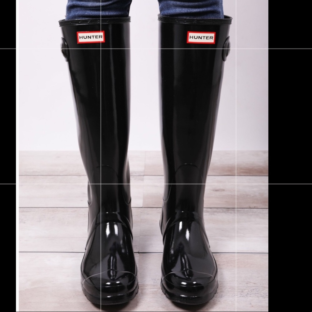 lightly used black hunter original boots
